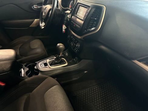 Used 2018 Jeep Cherokee Latitude w/ Altitude Package AWD/4WD image 17