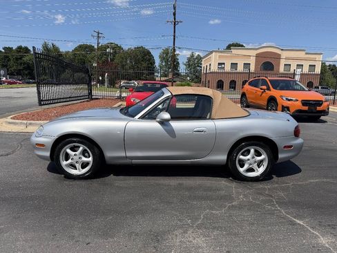 Used 1999 MAZDA MX-5 Miata RWD image 10