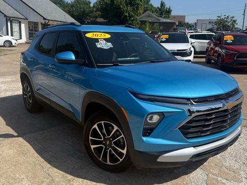 Used 2025 Chevrolet TrailBlazer LT w/ Convenience Package FWD image 3