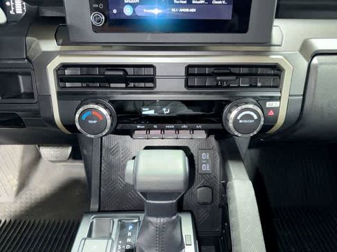 Certified 2025 Toyota Tacoma SR5 AWD/4WD image 21