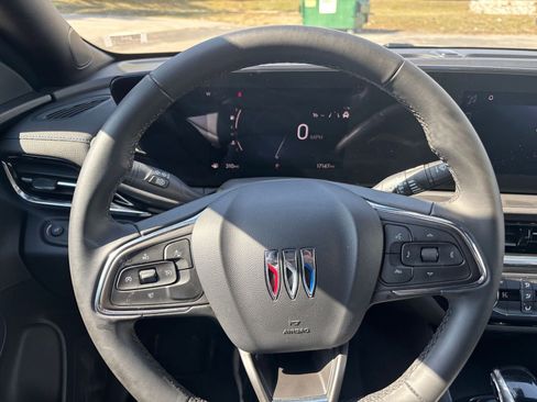 Used 2025 Buick Envista Sport Touring image 32