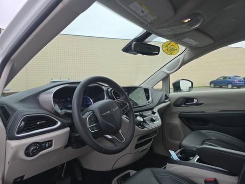 Used 2024 Chrysler Pacifica Limited FWD image 10