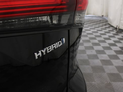 Used 2020 Toyota Highlander XLE AWD/4WD image 29