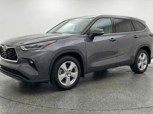 Used 2025 Toyota Highlander LE image 3