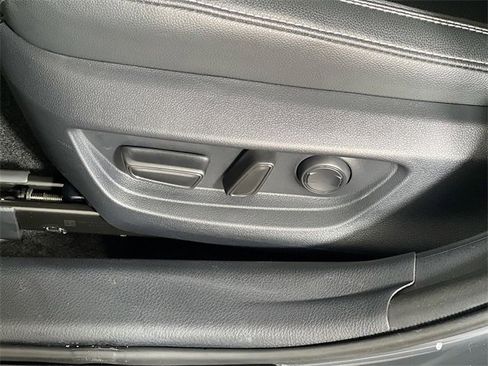 Used 2025 Toyota Camry SE image 12