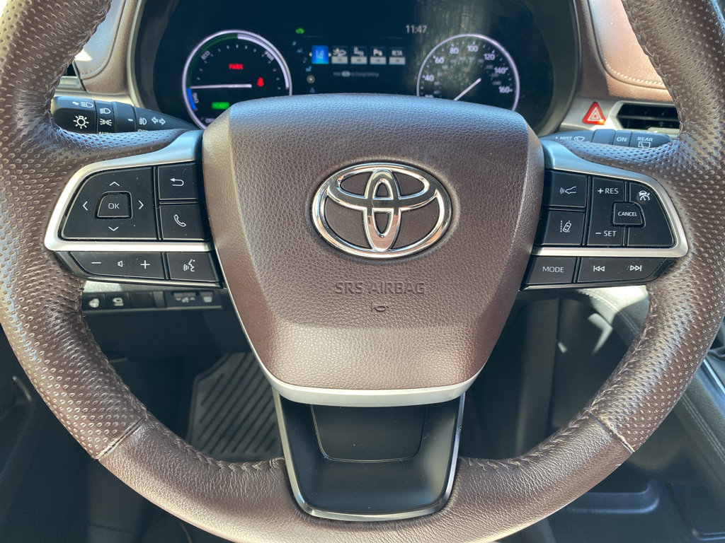 Used 2023 Toyota Sienna Platinum AWD/4WD image 9