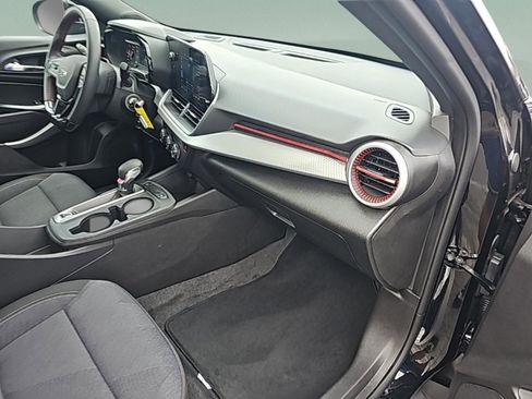 Used 2025 Chevrolet Trax RS w/ Sunroof Package image 24