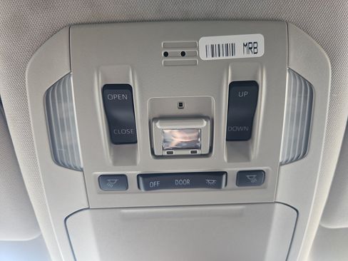 Used 2021 Toyota Highlander XLE AWD/4WD image 27