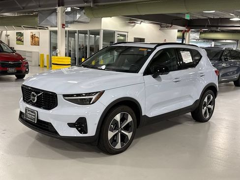 Used 2026 Volvo XC40 B5 Plus AWD/4WD image 9