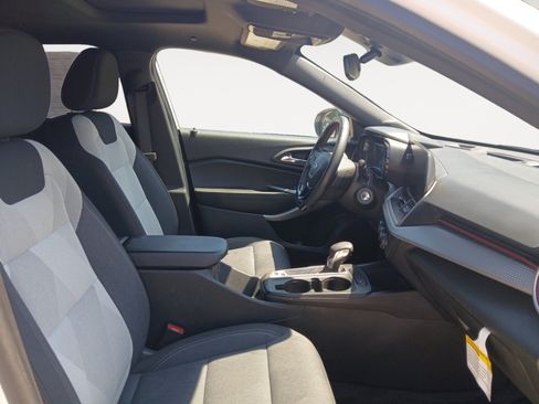 Used 2025 Chevrolet Trax RS w/ Sunroof Package FWD image 15