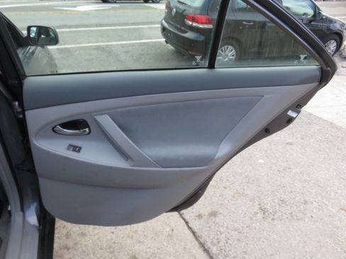 Used 2010 Toyota Camry LE image 25