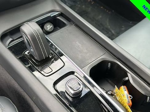 Used 2022 Volvo S60 B5 R-Design image 29