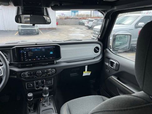 Used 2025 Jeep Wrangler Unlimited Sahara w/ Safety Group AWD/4WD image 39
