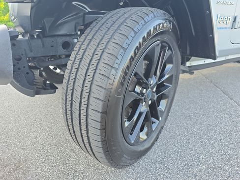 Used 2024 Jeep Wrangler Unlimited Sahara AWD/4WD image 29