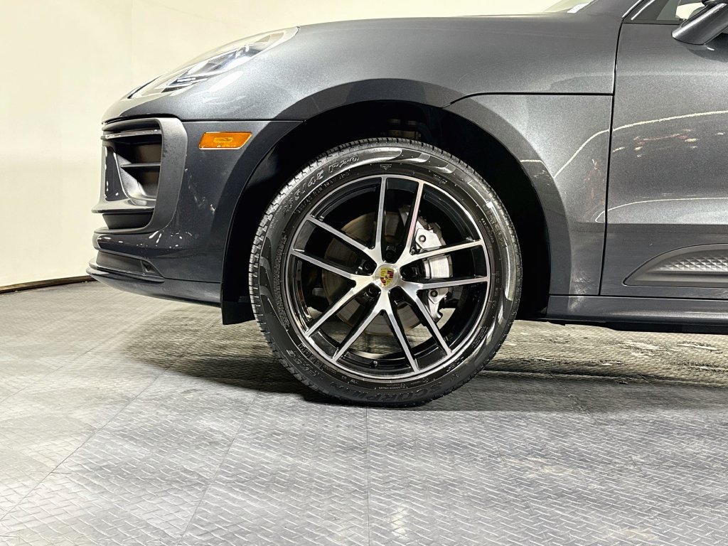 Certified 2025 Porsche Macan AWD/4WD image 28