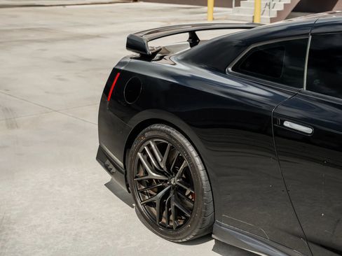 Used 2017 Nissan GT-R Premium image 13