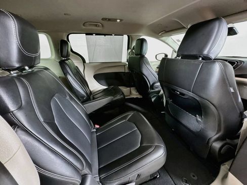 Used 2024 Chrysler Pacifica Touring-L FWD image 27