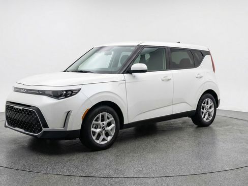 Used 2025 Kia Soul LX w/ LX Technology Package FWD image 3