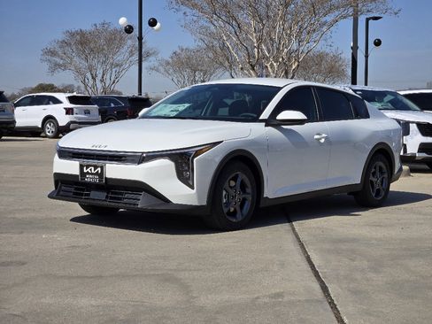 New 2026 Kia K4 LXS image 2