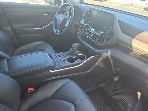 Used 2021 Toyota Highlander XLE image 31