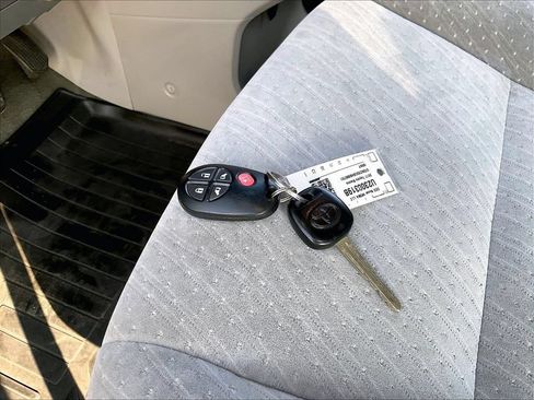 Used 2017 Toyota Sienna LE w/ Outdoor Package FWD image 30