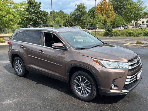 Used 2019 Toyota Highlander XLE AWD/4WD image 7