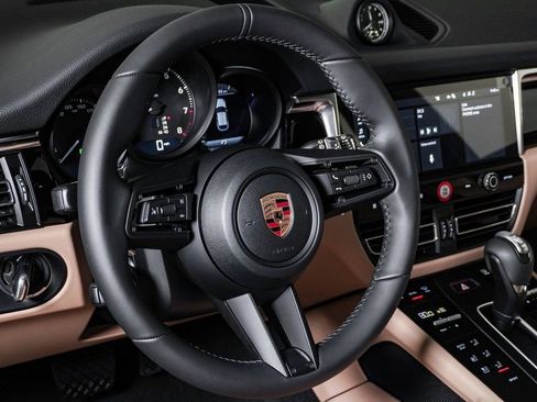 New 2026 Porsche Macan image 18