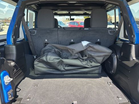 Used 2022 Jeep Wrangler Unlimited Sahara w/ Cold Weather Group AWD/4WD image 12