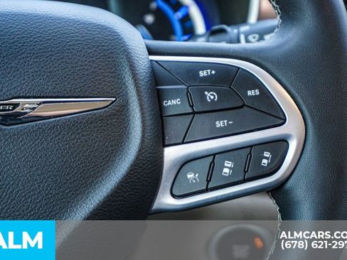 Used 2024 Chrysler Pacifica Limited FWD image 32