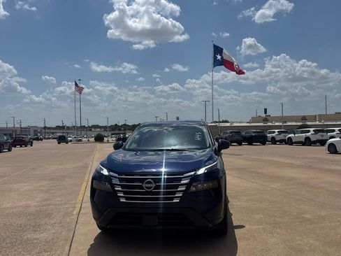 Used 2025 Nissan Rogue SV AWD/4WD image 5