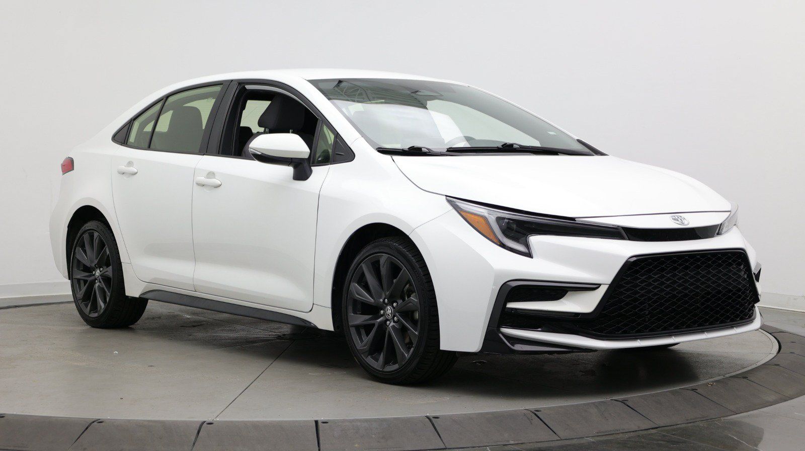 Used 2024 Toyota Corolla SE FWD image 3