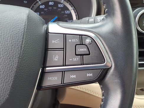 Used 2021 Toyota Highlander XLE AWD/4WD image 27