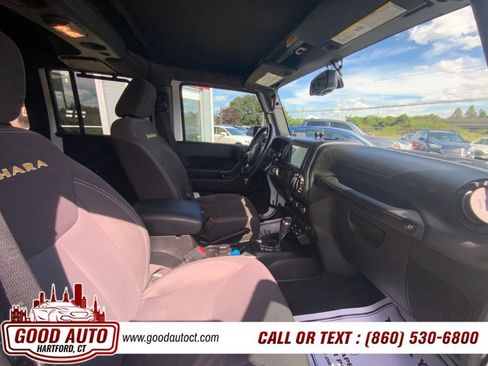 Used 2015 Jeep Wrangler Unlimited Sahara w/ Dual Top Group AWD/4WD image 13