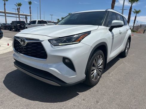 Used 2022 Toyota Highlander Platinum FWD image 1