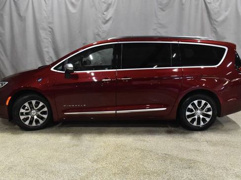 Certified 2023 Chrysler Pacifica Pinnacle image 6