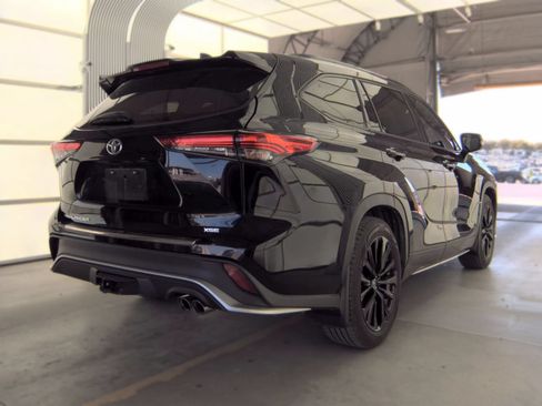 Used 2021 Toyota Highlander XSE FWD image 3