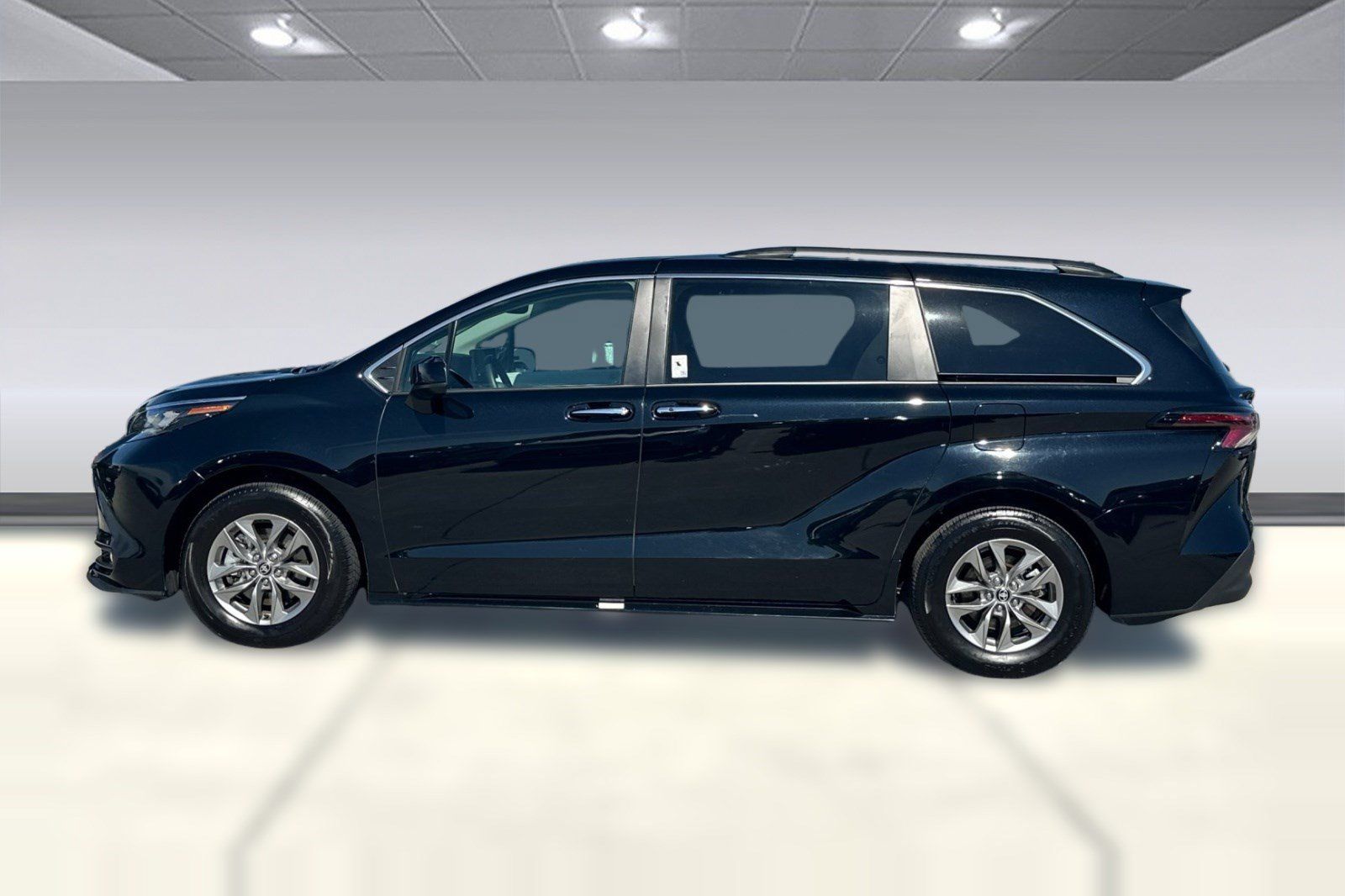Used 2026 Toyota Sienna XLE FWD image 2