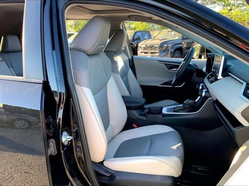 Used 2021 Toyota RAV4 Limited image 9