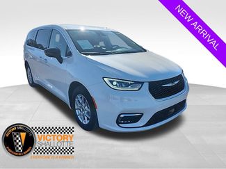 Used 2024 Chrysler Pacifica Touring-L video 1