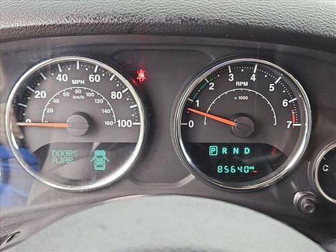 Used 2018 Jeep Wrangler Unlimited Sahara w/ Connectivity Group AWD/4WD image 11