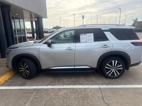 Used 2025 Nissan Pathfinder Platinum AWD/4WD image 2