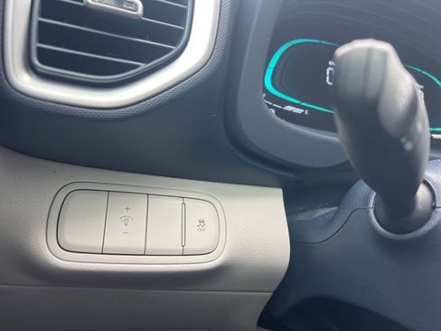 Used 2023 Hyundai Venue Limited w/ Cargo Package image 21