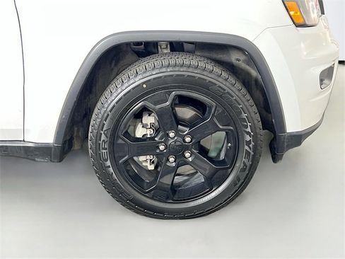 Used 2020 Jeep Grand Cherokee Laredo image 36