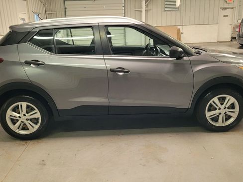 Used 2019 Nissan Kicks S image 9