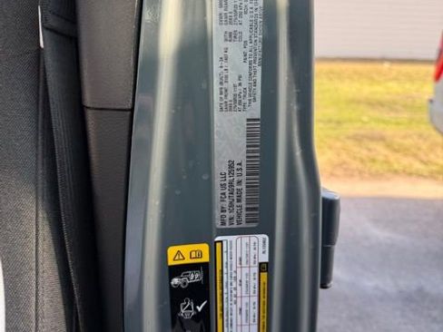 Used 2024 Jeep Gladiator Sport AWD/4WD image 19