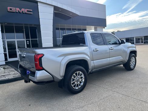 Used 2025 Toyota Tacoma Limited image 3