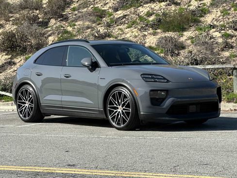 Certified 2025 Porsche Macan Electric image 10