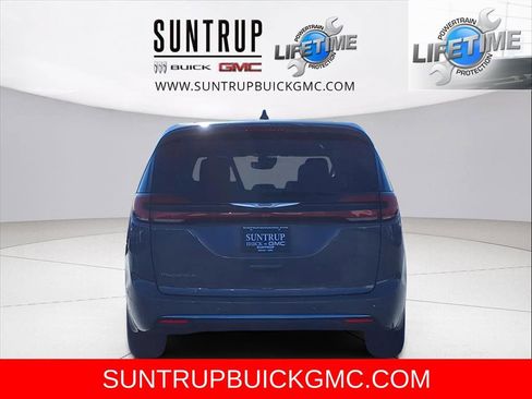 Used 2025 Chrysler Pacifica Select image 33