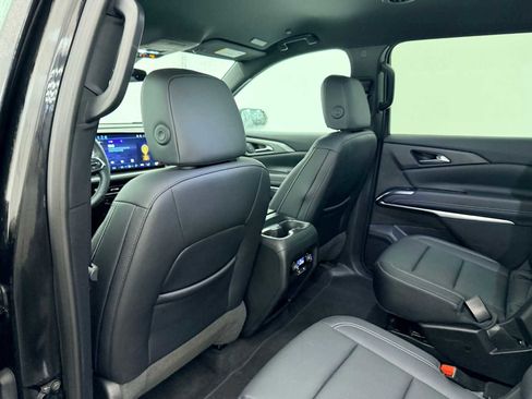 Used 2025 Chevrolet Traverse LT image 18