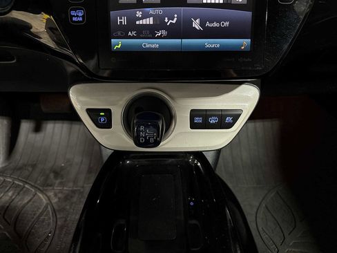 Used 2017 Toyota Prius Prime Premium image 31